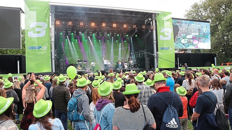 Bereits ab 17 Uhr fand sich eine große Menschentraube vor der Bühne des "Bayern 3 Pop up Festivals" auf der Ringelstecherwiese ein.