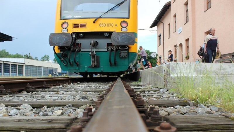 Bei der Waldbahn wird investiert, unter anderem werden Gleise erneuert und Funkmasten aufgestellt.