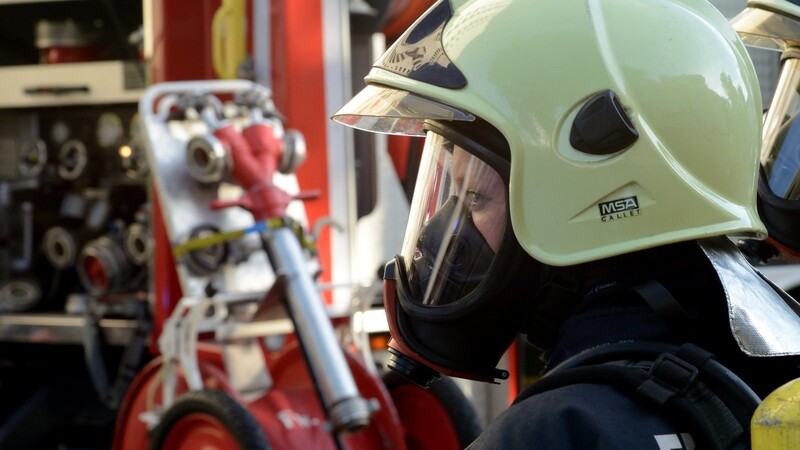 Ein Bild aus besseren Zeiten: Sabrina Semmler bei ihrem Einsatz als Atemschutzgeräteträgerin während des Hochhausbrandes an der Roseggerstraße.