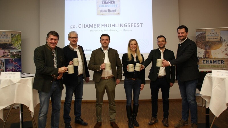 Freuen sich auf das Frühlingsfest (von links): Vertreter des Volksfestvereins, die Festwirte Franz und Sina Widmann sowie Jacob Horsch und Philipp Wittmann von der Brauerei zum Kuchlbauer.