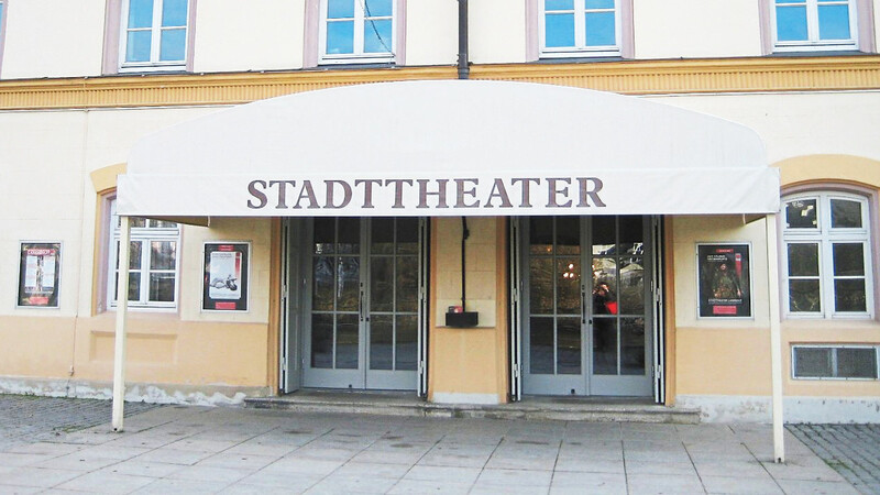 Die Unterteilung in Bauabschnitte - als Erstes die Sanierung des historischen Hauses im Bernlochner - könnte womöglich die einzige finanzierbare Lösung für das Theater sein, deutete OB Alexander Putz im Bausenat an.