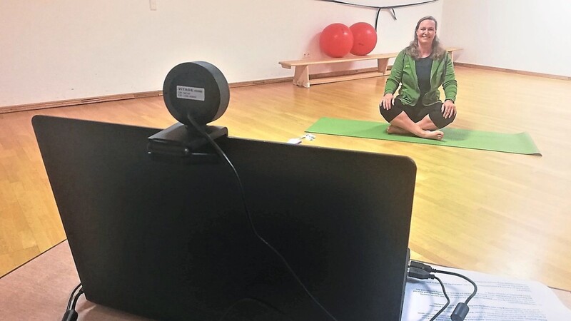 Übungsleiterin Astrid Veltl-Greil leitet ihre Yoga-Stunde bei der TGL derzeit per Zoom-Meeting.
