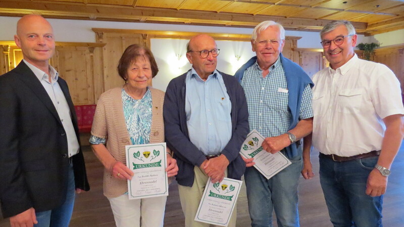 Für 70 Jahre Mitgliedschaft beim Turnverein wurden Appolonia Bernloher, Hans Bachmaier senior und Hermann Jeserer geehrt.