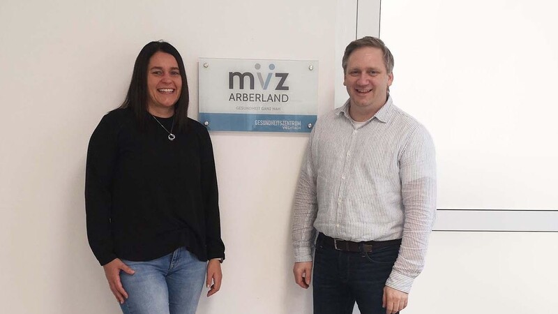 Die Assistentin der Geschäftsführung Yvonne Klingl und Geschäftsführer An-dreas Probst im MVZ Arberland Viechtach