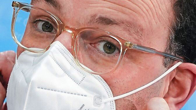 Bundesgesundheitsminister Jens Spahn weiß nicht, wie viele FFP2-Masken in Deutschland hergestellt werden.