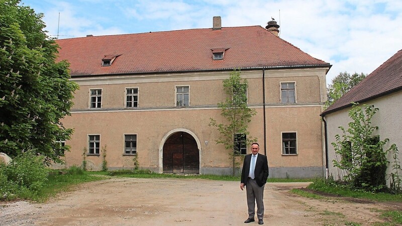 Bürgermeister Ludwig Wallinger vor dem Kloster Schönthal. "Es ist einfach nur traurig", stellt er fest, denn das Gemäuer bröckelt vor sich hin.