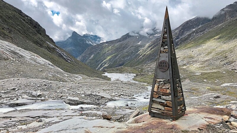 Das Ziel des Iseltrails ist erreicht. Die Gesteinspyramide markiert den Ursprung der Isel auf 2.500 Metern Höhe.