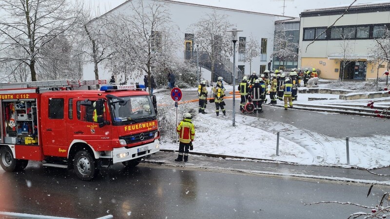 Die Feuerwehr musste am Dienstagmittag zur Grundschule in Furth (Landkreis Landshut) ausrücken.