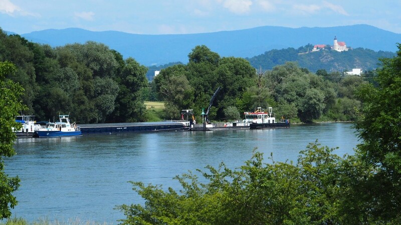 Das Schiff hatte sich an Fronleichnam auf der Donau festgefahren.