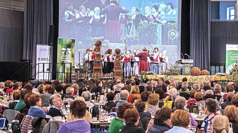 Hunderte Landfrauen aus der ganzen Region haben sich in der Joseph-von-Fraunhofer-Halle zum Austausch getroffen. Eröffnet wurde die Veranstaltung traditionell durch den Landfrauenchor.