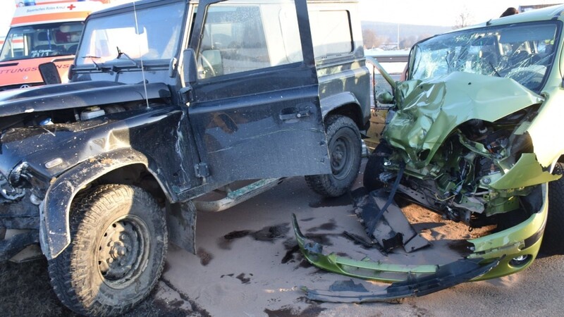 Auf der B22 kam es am Dienstagnachmittag zu einem schweren Unfall. Eine Renaultfahrerin übersah einen Landrover, vier Personen wurden schwer verletzt.