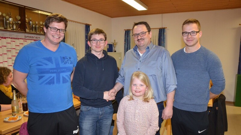 Erneut zum Bürgermeister der Gemeinde Mötzing wurde Reinhard Knott aus Haimbuch mit 91,93 Prozent gewählt. Ihm gratulierten dabei in Haimbuch im Gemeinschaftshaus diese jungen Wähler.