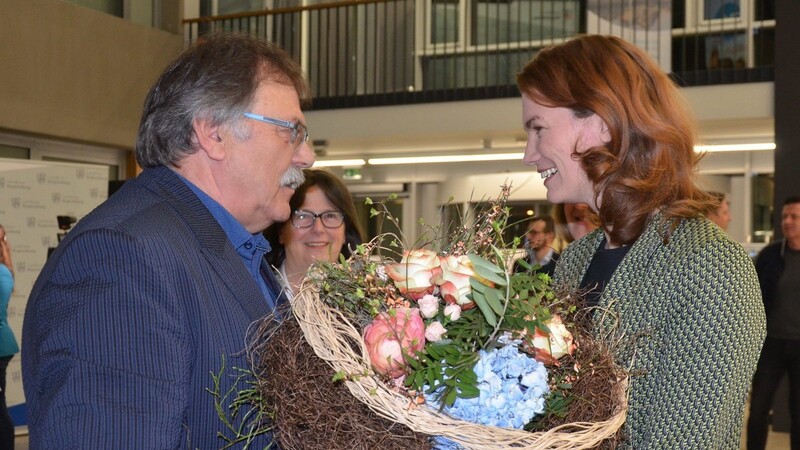 Stellvertretender Landrat Willi Hogger gratuliert Landrätin Tanja Schweiger zum Wahlsieg.