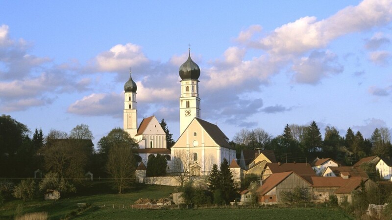 Die Wallfahrtskirche "Maria Himmelfahrt" in Haindling. Der Geiselhöringer Ortsteil ist nicht nur als Wallfahrtsort bekannt, sondern auch die Heimat von Hans-Jürgen Buchner, der seine Band "Haindling" danach benannte.