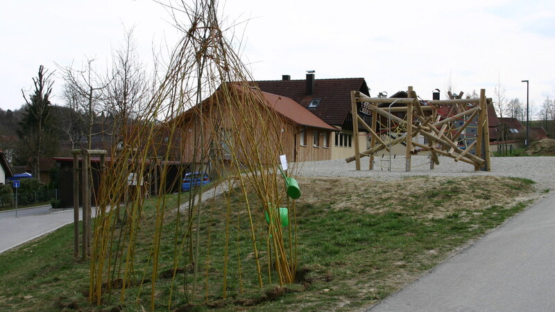 Ein Weidentipi wurde am Gründonnerstag am großen Spielplatz im Wohngebiet Dobelfeld gebaut.