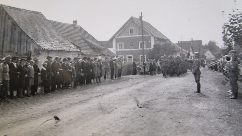 Aufmarsch der Wehrmacht auf der heutigen Dekan-Wagner-Straße zur "Heldenplatz"-Einweihung.