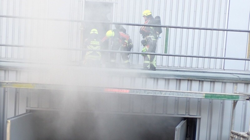 Um den Brand zu löschen, betraten mehrere Einsatzgrupppen mit Atemschutz das Gebäude.