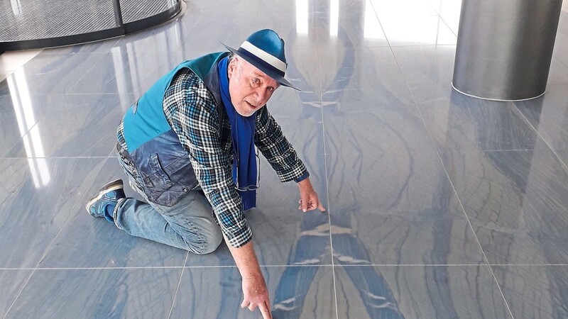 Azul Macaubas: Gerhard Kadletz auf dem europaweit einzigartigen Bodenbelag im Turmfoyer.