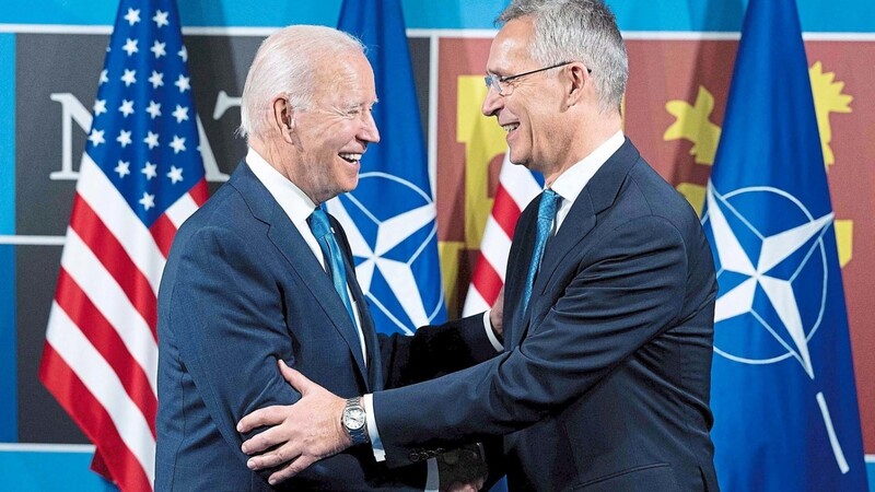 US-Präsident Joe Biden (l.) und Nato-Generalsekretär Jens Stoltenberg reagieren beim Gipfeltreffen in Madrid auf die wachsende Bedrohung durch Russland.