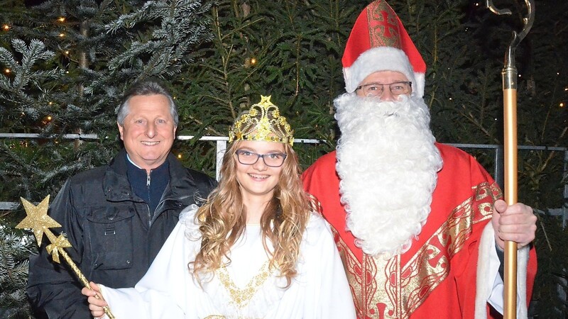 Die Eröffnung des Neutraublinger Christkindlmarktes nahm Bürgermeister Heinz Kiechle vor, der hierzu auch das Christkind und den Nikolaus mitgebracht hatte.