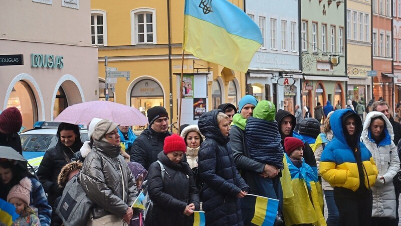 Der Großteil der Demonstranten, die sich am Freitagnachmittag vor der Martinskirche eingefunden haben, waren Ukrainer, die in Landshut Zuflucht gefunden haben.