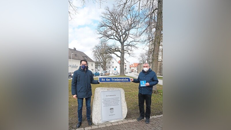 Oberbürgermeister Dr. Christian Moser (l.) und Stadtpfarrer Martin Neidl mit dem neuen Straßenschild.