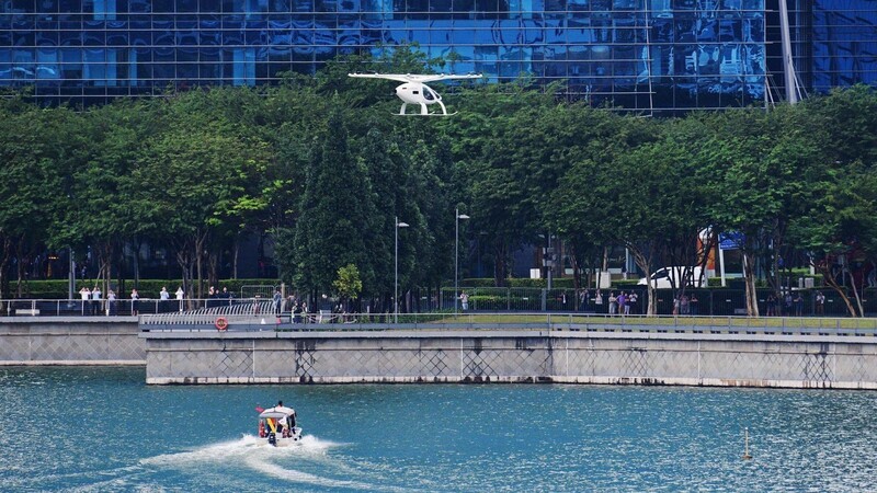 Der Volocopter 2X startet in Singapur zum Testflug. Das Gerät aus Karbonfaser drehte über dem Hafen Marina Bay eine Runde.