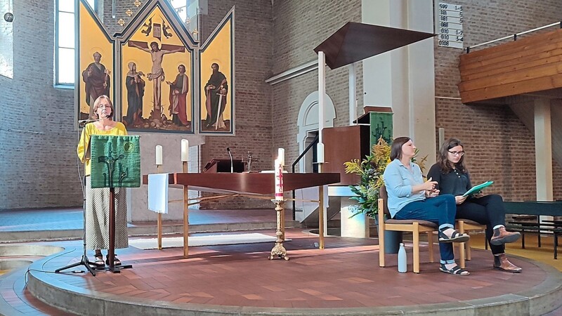 Schwester Maria Stadler bei ihrem Vortrag in der Christuskirche. Die Sonntags-Vorlesungen werden von zwei Damen in Gebärdensprache gedolmetscht.