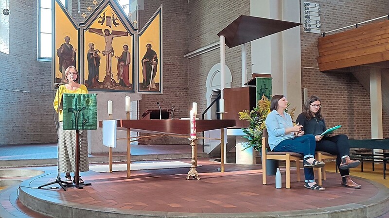 Schwester Maria Stadler bei ihrem Vortrag in der Christuskirche. Die Sonntags-Vorlesungen werden von zwei Damen in Gebärdensprache gedolmetscht.