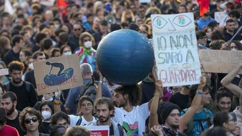 Demonstrierende halten Protestschilder zum Auftakt des G20-Gipfels. Die Bemühungen um ein starkes Signal im Klimaschutz drohen zu scheitern.