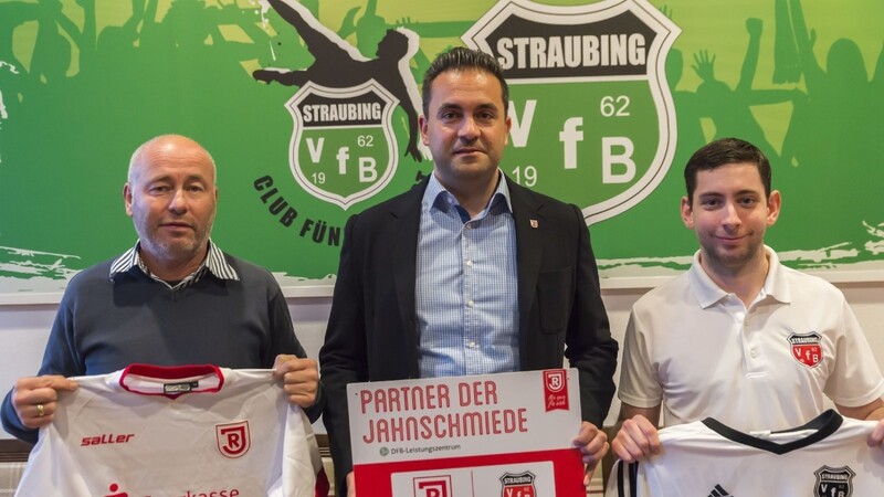 Christian Martin (Mitte), Leiter der Jahnschmiede, sowie Manfred Schötz (links) und Tobias Nagl vom VfB Straubing stellten die Kooperation vor.