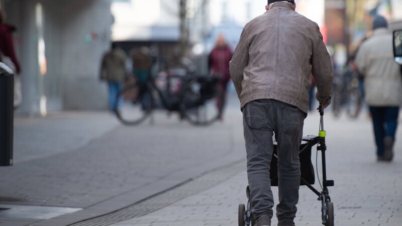 In Witten in Nordrhein-Westfalen hat ein Unbekannter einen gehbehinderten Senior überfallen. Die Polizei schrieb daraufhin einen Brief an den Unbekannten (Symbolbild).