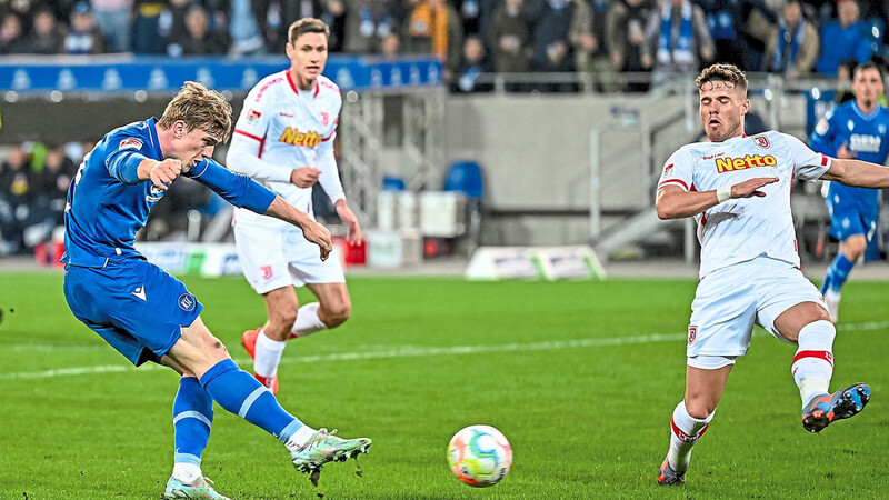 Das Tor des Tages für den Karlsruher SC gelang Mikkel Kaufmann (links).