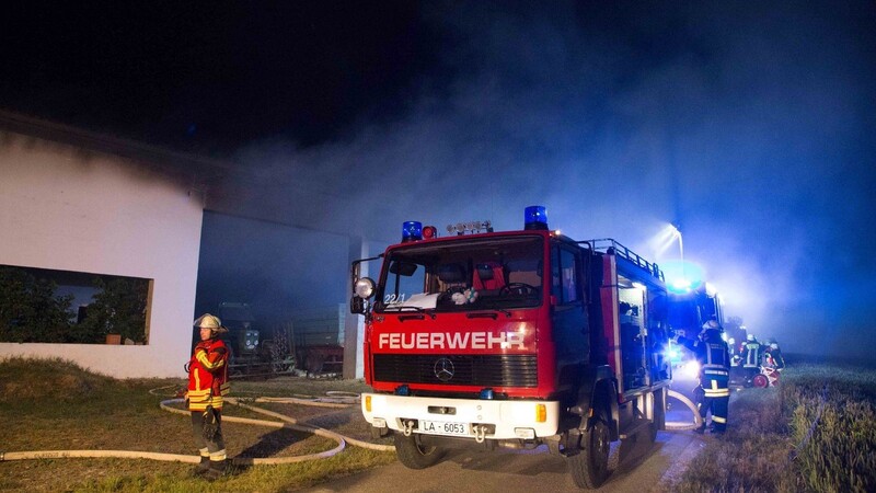 In Gerzen ist in der Nacht auf Mittwoch eine Maschinenhalle in Flammen aufgegangen.