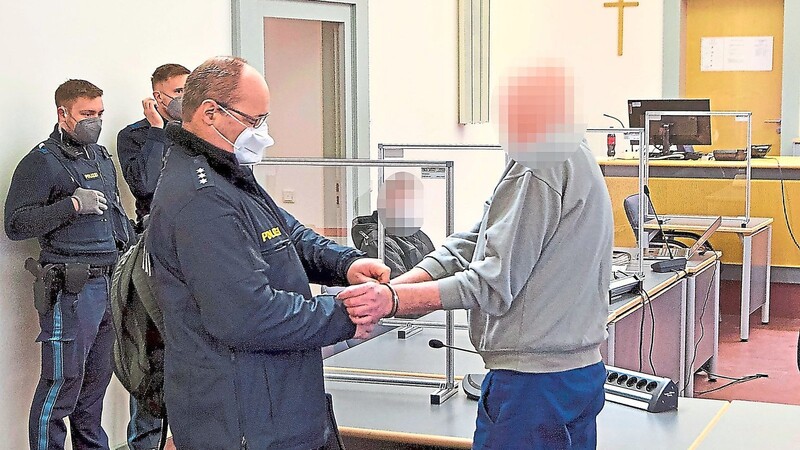 Prozess gegen die Dealer vom Regensburger Hauptbahnhof: "Es ist schrecklich mit dieser Sucht zu leben", sagte Sergej K. (hinten im Bild). Der zweifache Vater hofft nun auf eine erfolgreiche Therapie.