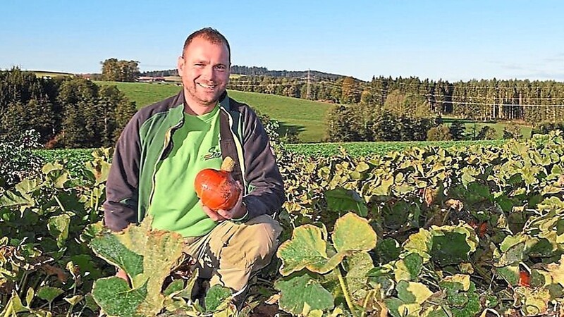 Über 50 verschiedene Gemüse- und Obstkulturen pflanzt Michael Simml auf seinem Biohof an - unter anderem den Hokkaidokürbis.