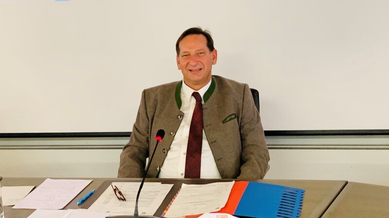 Dr. Franz Gassner nahm für Landrat Werner Bumeder Platz.