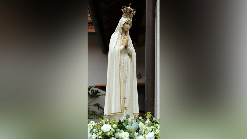 Die Fatima-Pilgermadonna wurde 1967 eigens für Deutschland geweiht und ausgesandt, derzeit befindet sie sich auf Pilgerreise durch die Diözese Regensburg.