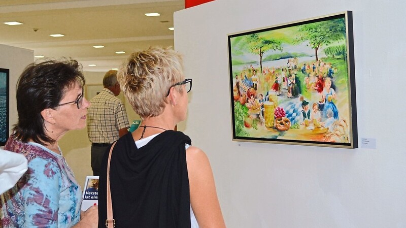 Viele Richtungen sind alljährlich bei der Jahresausstellung am Donaugymnasium vertreten - neben Malerei auch Fotografie und die darstellende Kunst jeglicher Form und mit unterschiedlichen Materialien.