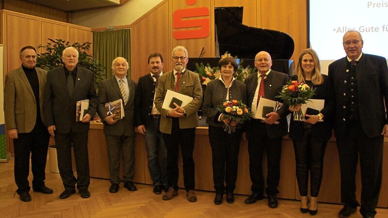 Mit dem Kreisehrenzeichen 2022 für ihr außergewöhnliches Engagement belohnt wurden Klaus Kozuch (Zweiter von links), Prof. Dr. Alois Schmid, Traitsching (Dritter von links), Peter Zach (Fünfter von links), Josef Wutz, Schönthal (Siebter von links, mit Gattin) und Dr. Stephanie Franke, Cham (rechts).