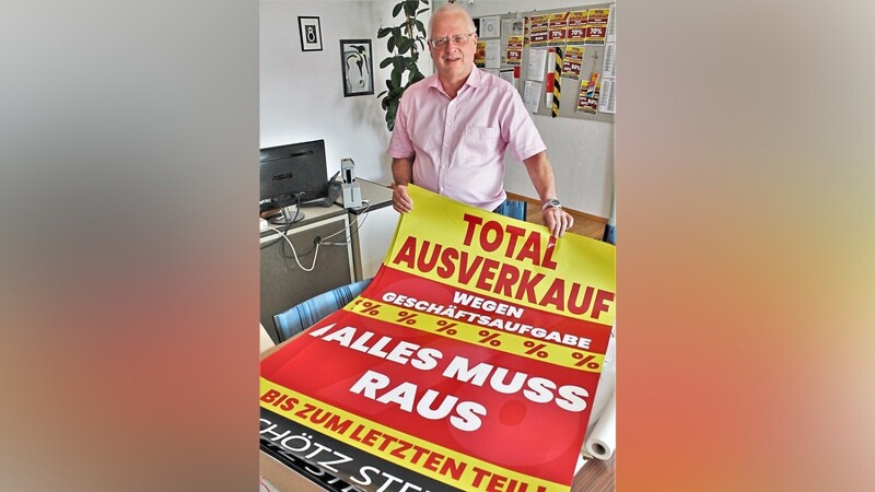 Helmut Stenzer beim Auspacken der Plakate für den Räumungsverkauf. Auch ihm und seiner Frau Maria geht die bevorstehende Schließung nahe.