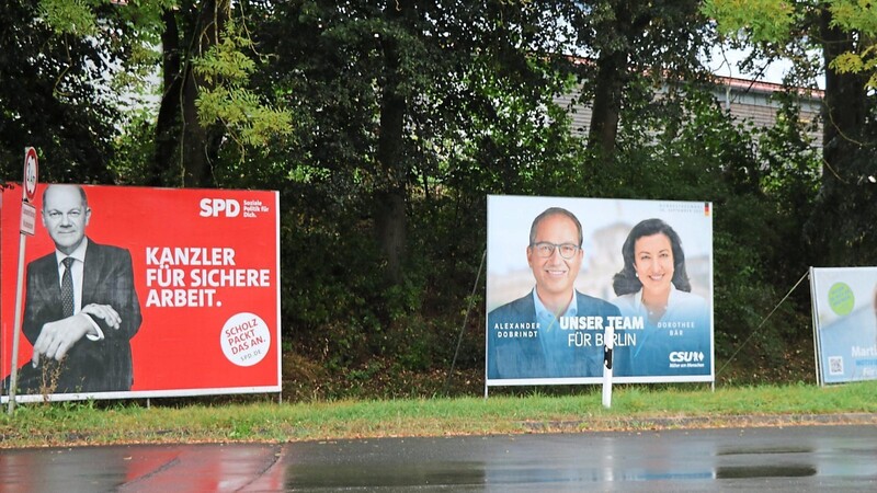 Auf großen Plakaten wie hier in der Lommerstraße werben die Kandidaten für die Bundestagswahl um Wählerstimmen.