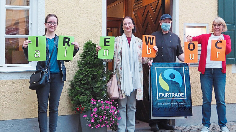 Mitglieder der Fairtrade-Steuerungsgruppe Mainburg mit Sprecherin Elisabeth Krojer (rechts) und Karl Köglmeier (3. v. r.) vom Seidlbräu.