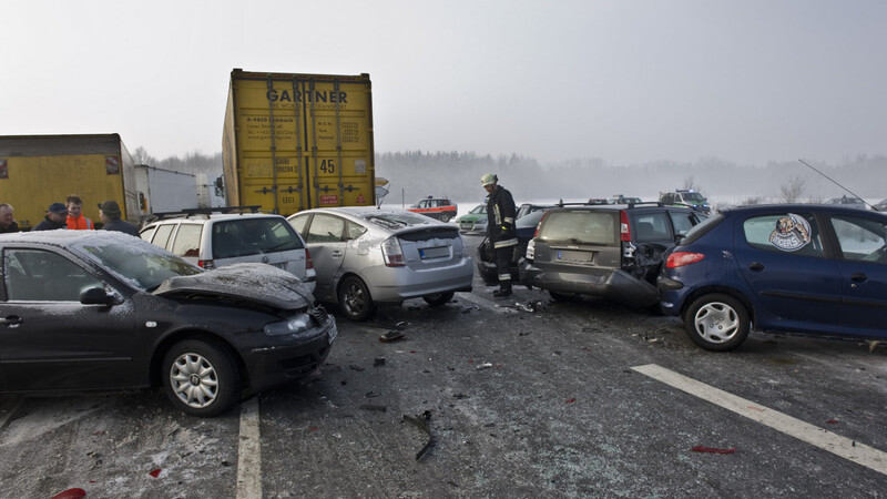 Mehr als 40 Fahrzeuge waren an einem Serienunfall im Landkreis Straubing-Bogen beteiligt. (Foto: mad)