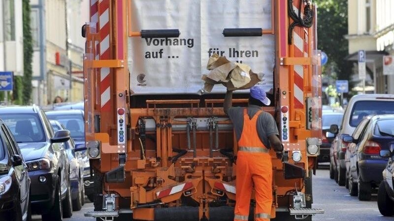 Am Mittwoch ist im Landkreis Dingolfing-Landau ein Müllwagen umgekippt. (Symbolbild)