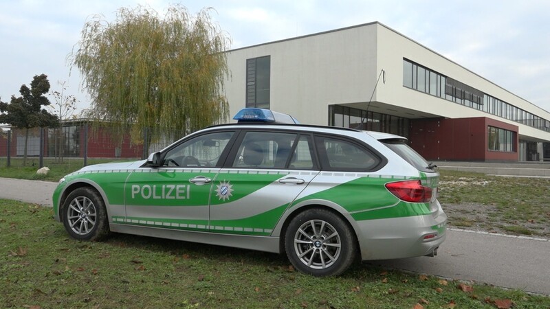 Polizeigroßeinsatz an der Mittelschule Burgweinting. Ein junger Mann bedrohte eine Lehrkraft. Die Polizei hat einen Schwerverletzten gefunden.