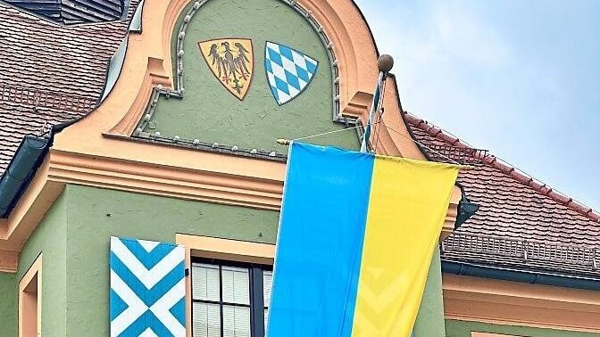 Die Nationalflagge der Ukraine wehte gestern am Further Rathaus.