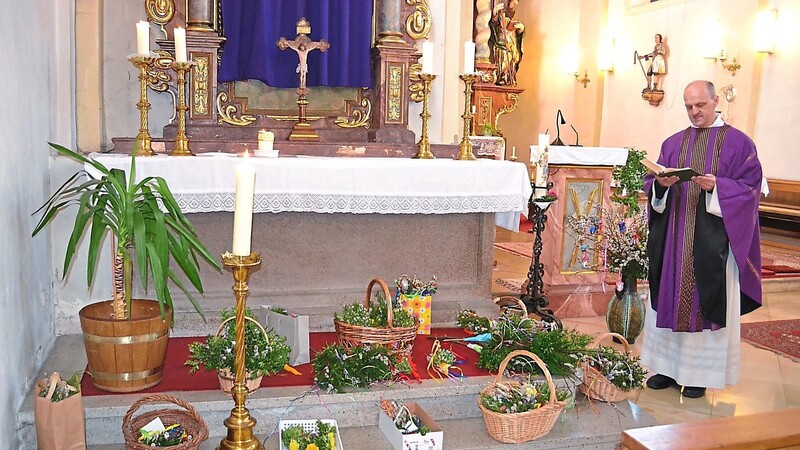 In der Kirche Sankt Rupert segnete Pfarrer Thomas Hösl am Palmsonntag während der Messe die auf dem Seitenaltar abgelegten Palmbüscherl.