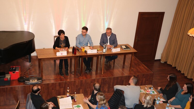 Die Diskussion mit Rosi Deser und Josef Laumer (rechts) wurde moderiert von Diözesanvorsitzendem Clemens Mezler.