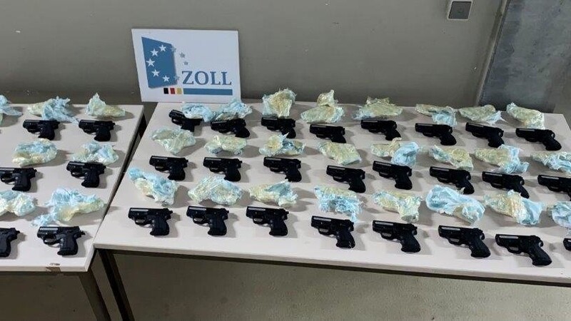 Further Zöllner haben in einem Lastwagen 32 Pistolen gefunden.